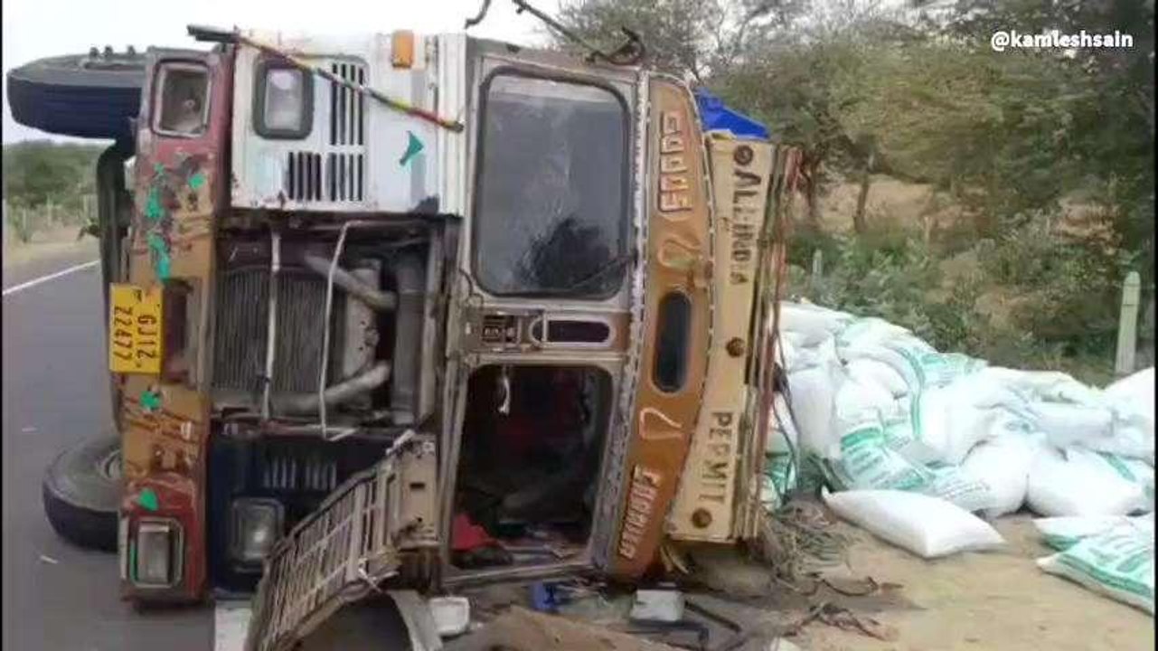 चौहटन: अनियंत्रित होकर बाजरे से भरा ट्रक पलटा, जानिए कितने हुए घायल