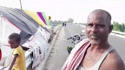 "बाढ़ मार देलख..." आशियाने की तलाश में NH पर तंबू गाड़ रहने को मजबूर हैं बाढ़ पीड़ित