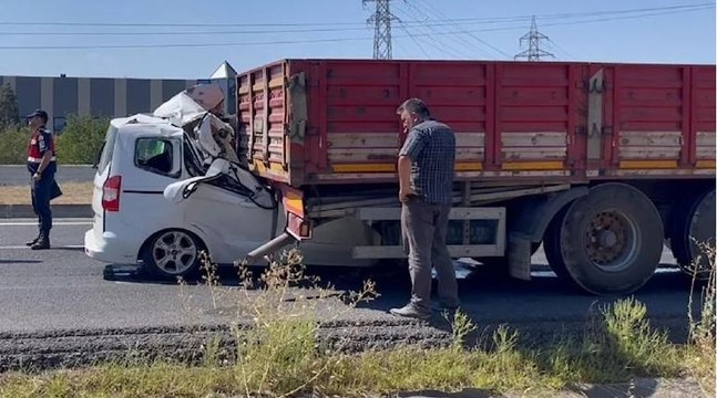 Araç TIR’ın altına girdi: 1 ölü 1 ağır yaralı