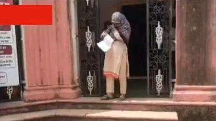 शिवपुरी: खाते में जमा पैसे न मिलने का आरोप,प्रशासन से की बैंक प्रबंधन की शिकायत