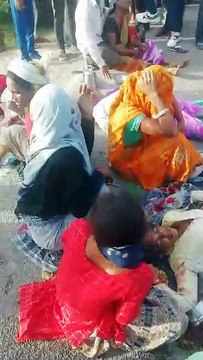 मजदूरों से भरी ट्रैक्टर-ट्रॉली पलटी, मची चीख-पुकार, हादसे में दो की मौत, १० लोग घायल, देखे वीडियो