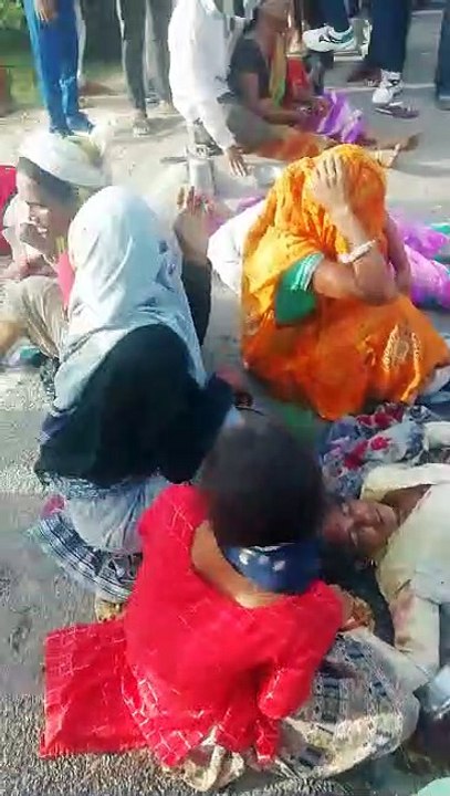 मजदूरों से भरी ट्रैक्टर-ट्रॉली पलटी, मची चीख-पुकार, हादसे में दो की मौत, १० लोग घायल, देखे वीडियो