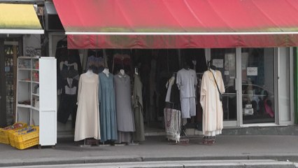 L'abaya, interdite à l'école, un symbole des frictions autour de la laïcité