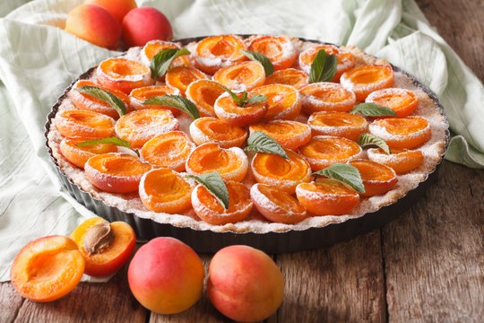 Cyril Lignac : voici la recette de sa tarte amandine aux abricots