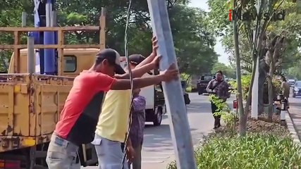 Tiang Lampu Jalan Roboh akibat Baut dan Mur Hilang Dicuri di Tanjung Priok