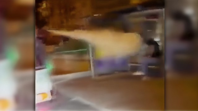 Durakta bekleyen kadına yangın söndürme tüpü sıktılar