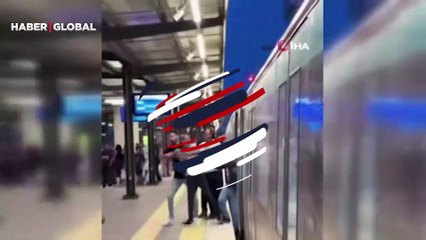 Şaşkına çeviren olay! Marmaray’da kavga çıktı, görme engelli vatandaş gitarıyla ortamı neşelendirdi