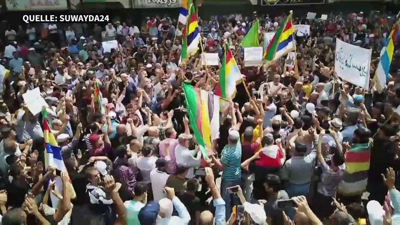 Syrien: Demonstranten zerstören Assad-Porträt