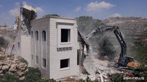 Bulldozer israeliani demoliscono abitazione palestinese