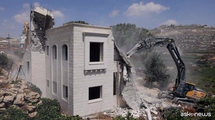 Bulldozer israeliani demoliscono abitazione palestinese