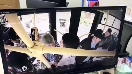 Quand tu décides de sortir du bus par la fenetre... raté