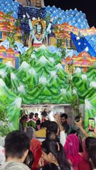 बर्फानी गुफा के बीच से होकर झांकियां देखने उमड़े श्रद्धालु