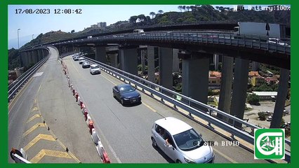 Video herunterladen: Messina, ennesima follia alla svincolo di Giostra: automobilista sbaglia direzione e torna indietro contromano