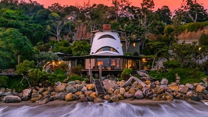 Explore the Gorgeous Sandcastle-Shaped Beach House in Malibu 🏖️