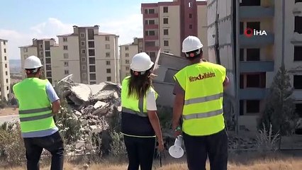 Depremde ağır hasar alan binaların dinamitle yıkımına başlandı