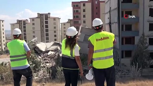 Depremde ağır hasar alan binaların dinamitle yıkımına başlandı