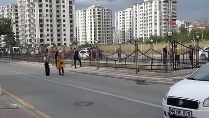 Malatya'da ağır hasarlı binalar patlayıcı ile yıkılıyor