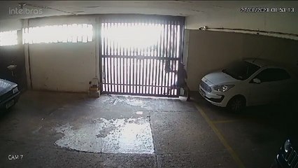 Com tornozeleira eletrônica, homem é flagrado tentando invadir prédio no Rio Vermelho