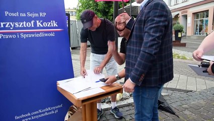 Chrzanów - działacze PiS zbierają podpisy pod listami do sejmu i senatu