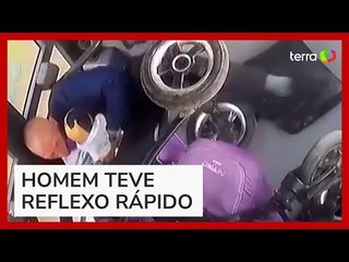 Pai salva bebê após carrinho tombar dentro de ônibus em movimento na Rússia