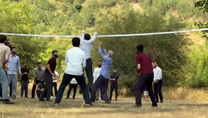 Furkancıların lideri Alparslan Kuytul, cemaatiyle voleybol oynadı