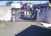 Motorista salta de caminhão desgovernado e escapa por um triz de colisão em muro