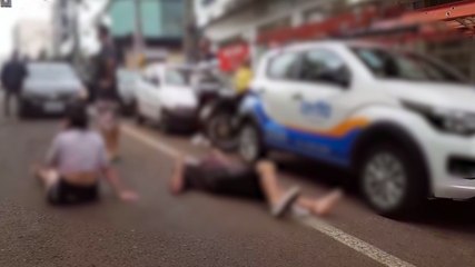 Pneu da moto estoura e casal sofre queda na Rua Paraná