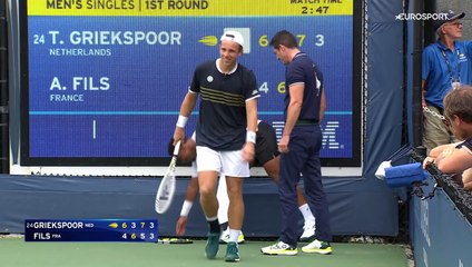 Fils touché par des crampes et aidé par l’arbitre de chaise