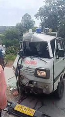 देखें वीडियो... ट्रेलर व एम्बुलेंस में भिड़ंत, एक घायल