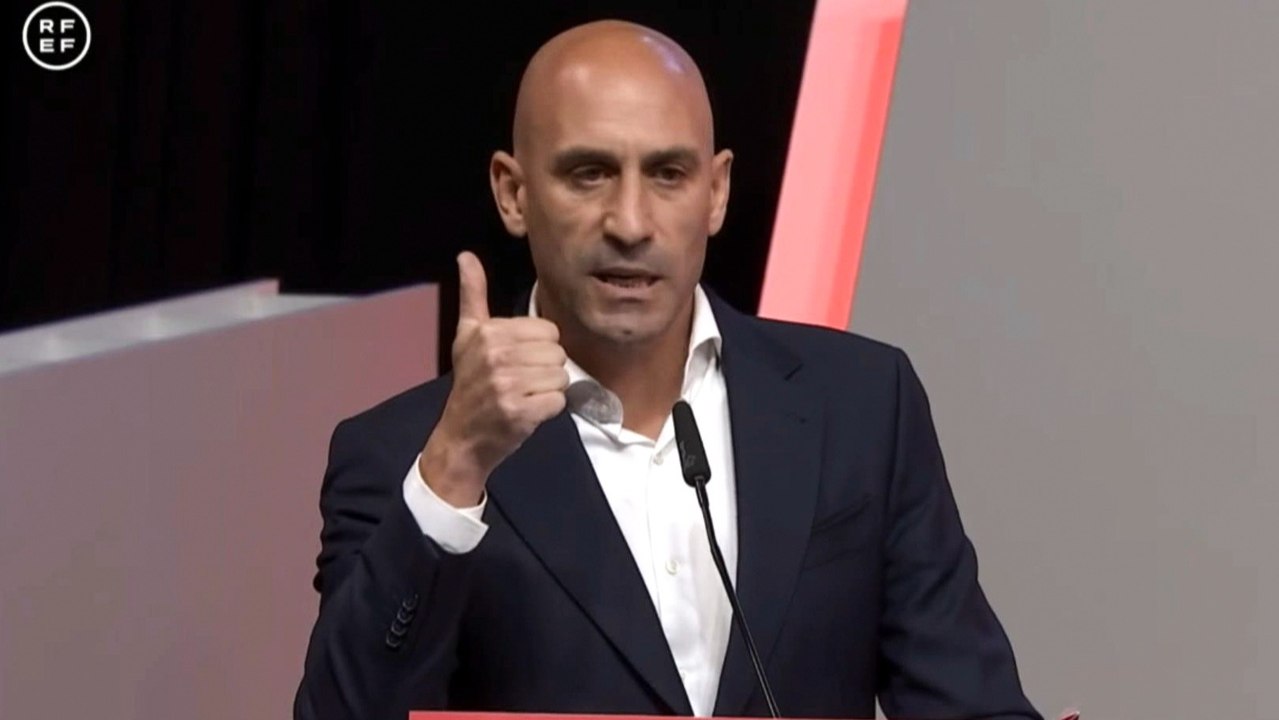 De los aplausos en la asamblea al todos contra Rubiales
