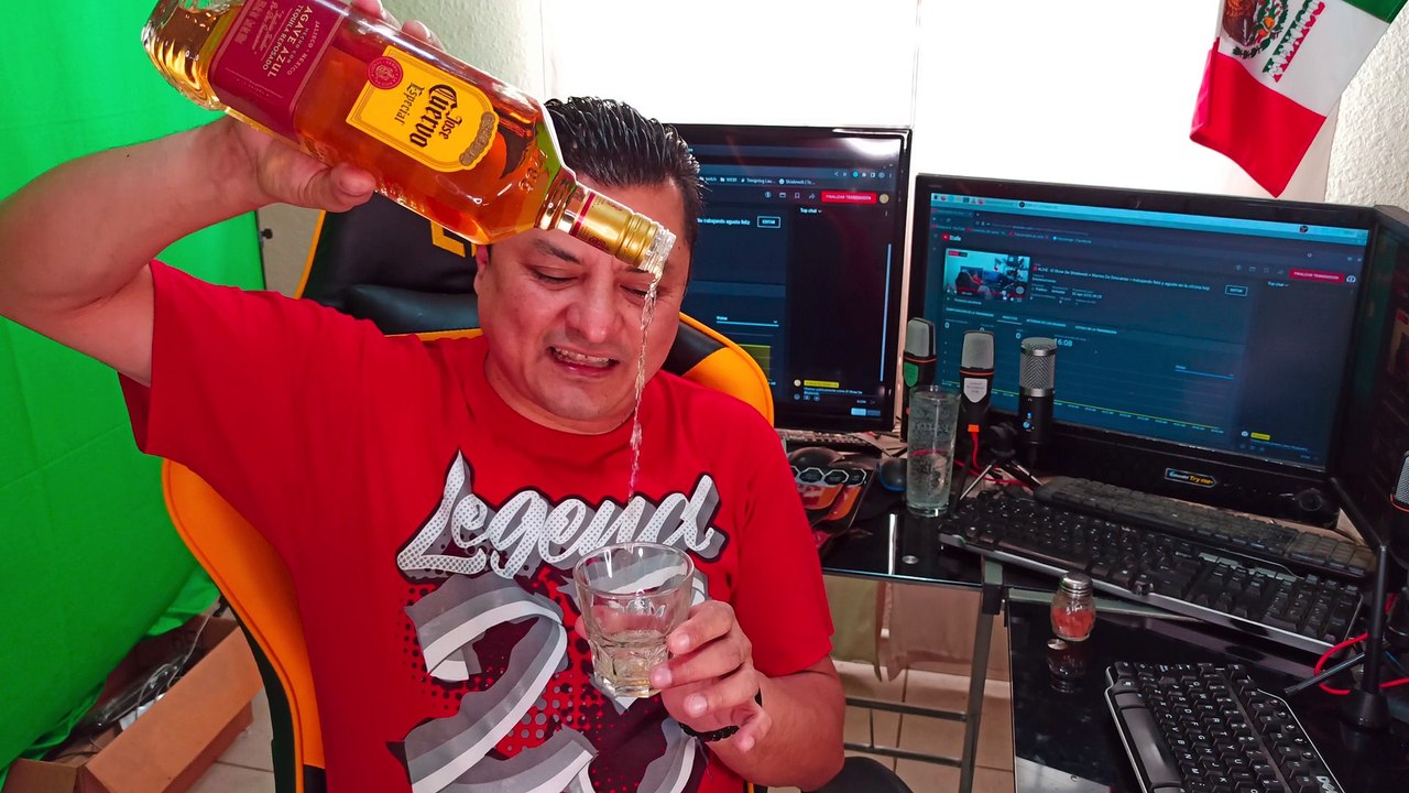 Abriendo una botella de tequila reposado jose cuervo especial elaborado con agave azul