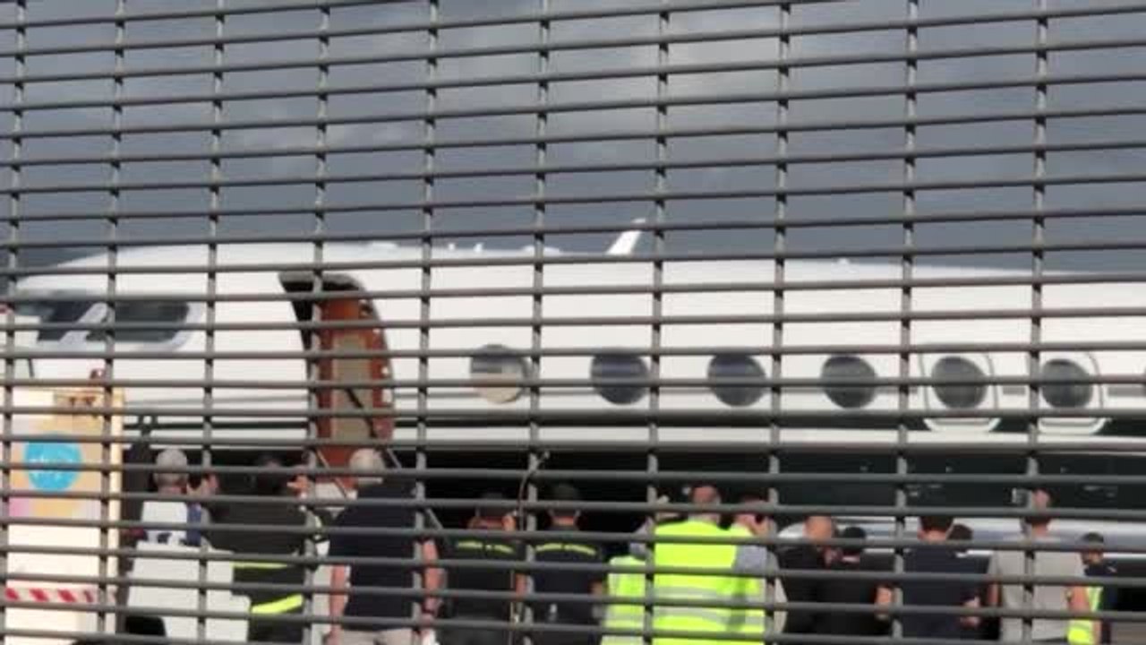 Roma-fans begrüßen lukaku am flughafen