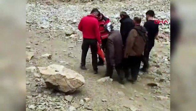 La femme qui a accouché dans la région montagneuse a été transportée vers l'ambulance par les équipes de l'UMKE.