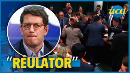 Deputados gritam 'RÉUlator' para Salles em CPI do MST
