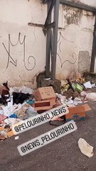 Lixo toma conta do Pelourinho em área próxima a delegacia e documentos são espalhados
