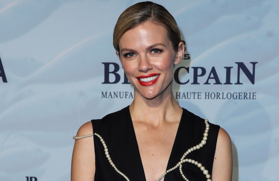 Brooklyn Decker has hailed Mandy Moore as a "class act"