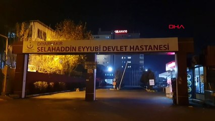 ASSIS À LA MAISON, LE SULTAN EST STRICTEMENT BLESSÉ PAR FRAPPÉ À LA TÊTE PAR UNE BALLE DE MAGANDA