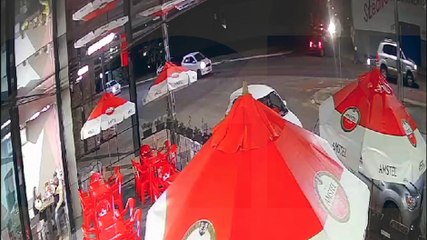 Câmera flagra colisão entre carro e moto na Av. Tito Muffato