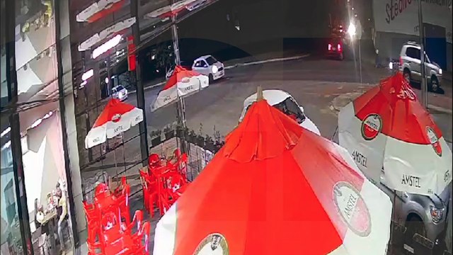 Câmera flagra colisão entre carro e moto na Av. Tito Muffato