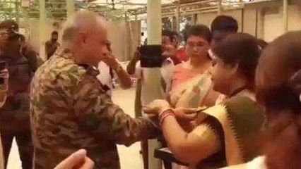 पटना: दानापुर बिहार रेजिमेंट सेंटर में महिलाओं ने जवानों को बांधी राखी, देखें वीडियो