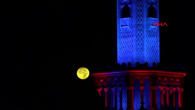 Blue Moon a été le théâtre d'un festin visuel avec la Tour de l'Horloge d'Izmir