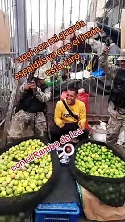 "Por el oro verde": Vendedor de limones sorprende al ser 'custodiado' por curiosos vigilantes