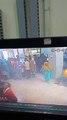 Video: रेलवे रिजर्वेशन काउंटर में ऐसे लाइन में खड़े रहते हैं चोर, जेब कर रहे खाली