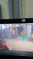 Video: रेलवे रिजर्वेशन काउंटर में ऐसे लाइन में खड़े रहते हैं चोर, जेब कर रहे खाली