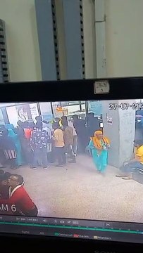 Video: रेलवे रिजर्वेशन काउंटर में ऐसे लाइन में खड़े रहते हैं चोर, जेब कर रहे खाली