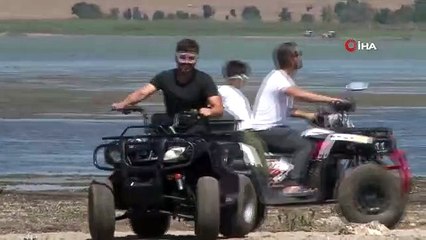 Les motards en VTT font un tour au lac Büyükçekmece