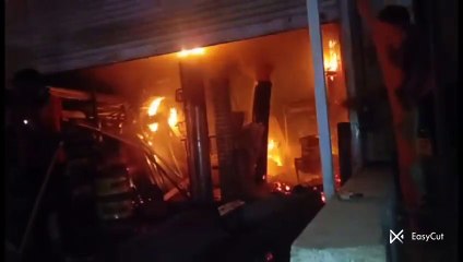 आयरन व फेब्रिकेशन की दुकान में लगी आग, दो घंटे की मशक्कत के बाद बुझाई आग