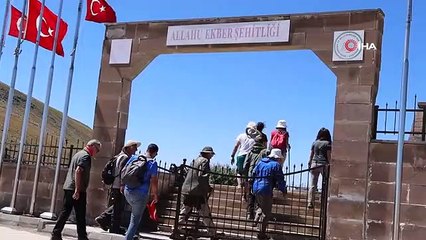 30 Ağustos anısına 90 bin şehidin yattığı Allahuekber Dağı'nın zirvesine yürüdüler