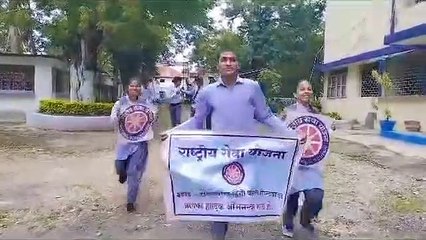 Video: कॉलेज में विद्यार्थियों ने हाथ में बैनर लेकर ऐसे लगाई दौड़