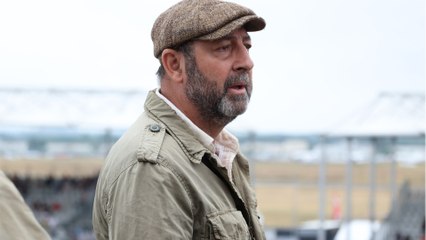 GALA VIDÉO - Kad Merad avec les cheveux blancs : l’acteur totalement métamorphosé !